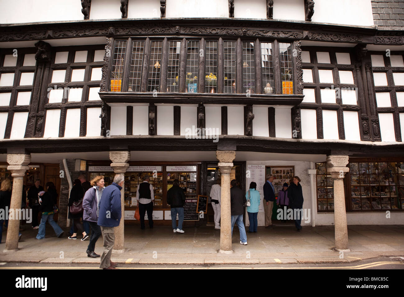 Großbritannien, England, Devon, Dartmouth, Innenstadt historische Butterwalk Gebäude, Shopper in Spielhalle Stockfoto