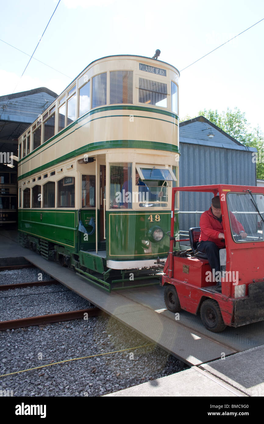 Blackpool Straßenbahn Under tow Stockfoto