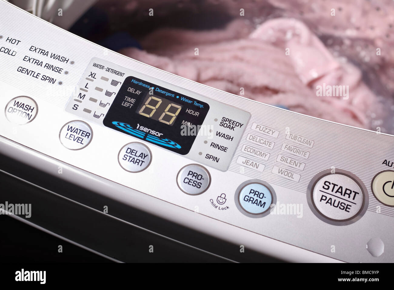 Bedienfeld einer Top-Loading Waschmaschine. Stockfoto