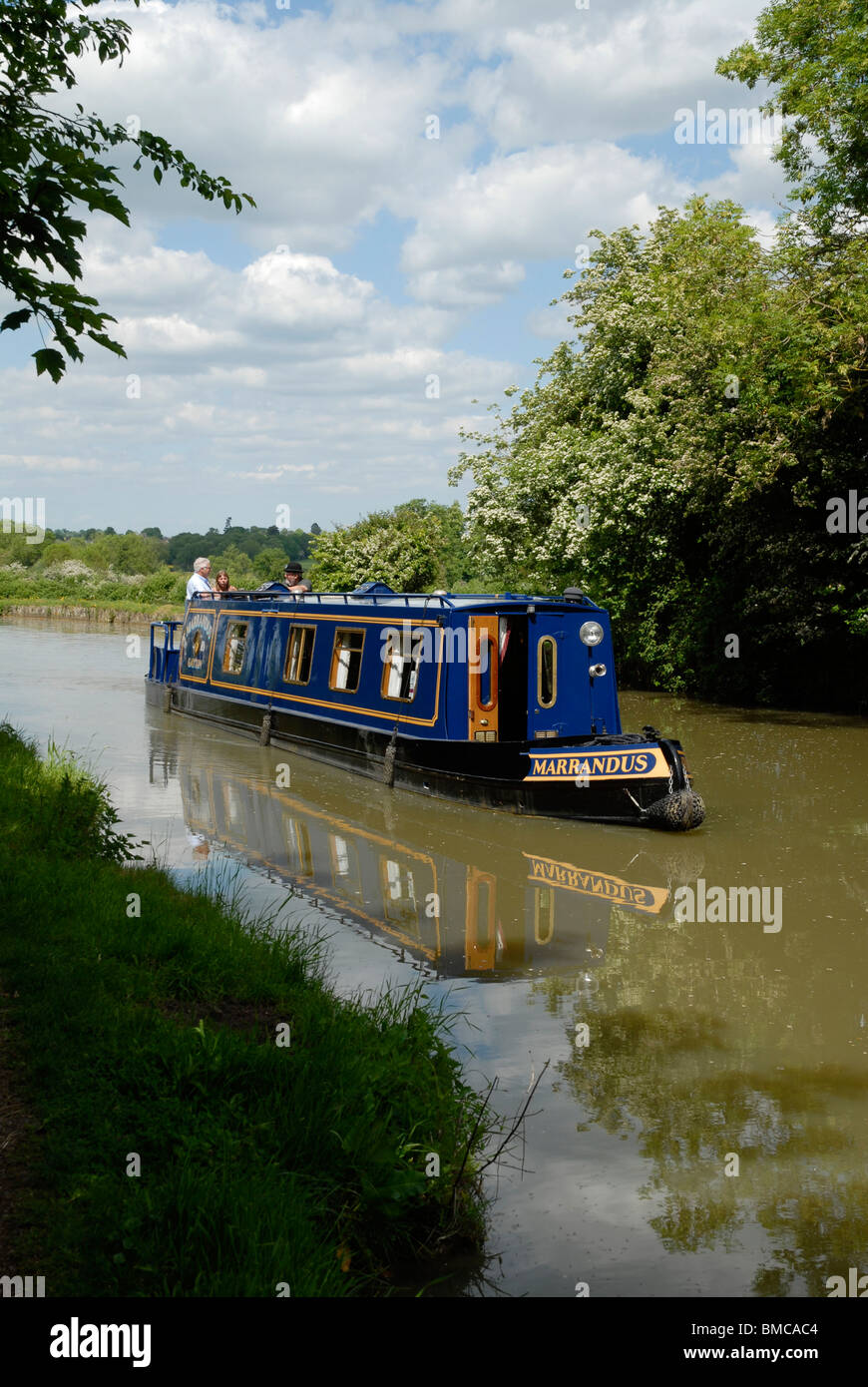 Ein Narrowboat am Grand Union Canal bei Cosgrove, Northamptonshire, 2010. Stockfoto