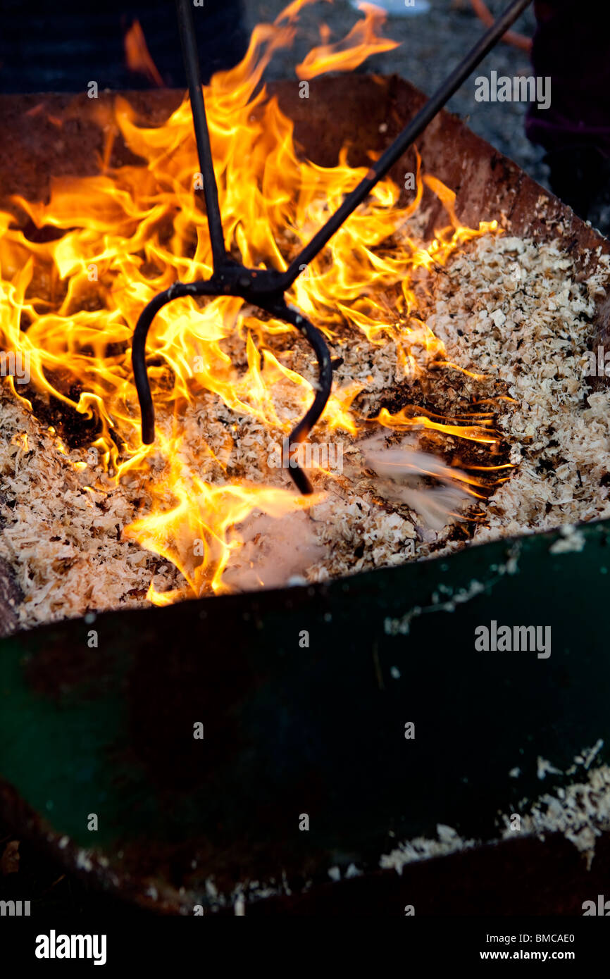 Ein Raku brennen Grube gefüllt mit Hackschnitzel Stockfoto