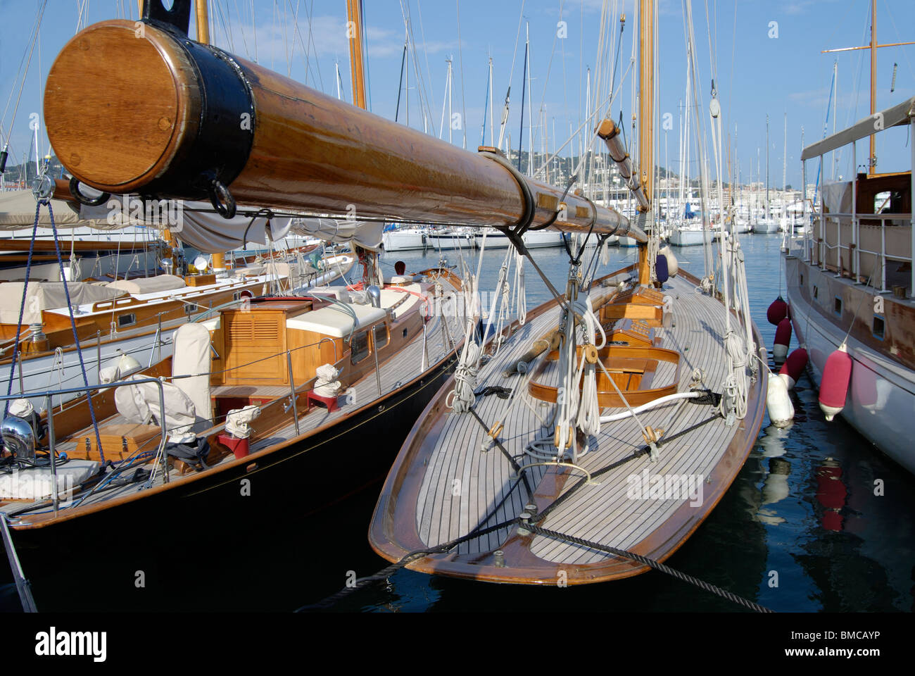 Festgemachten Segelschiff im Hafen von Cannes. Cote d ' Azur. Frankreich Stockfoto