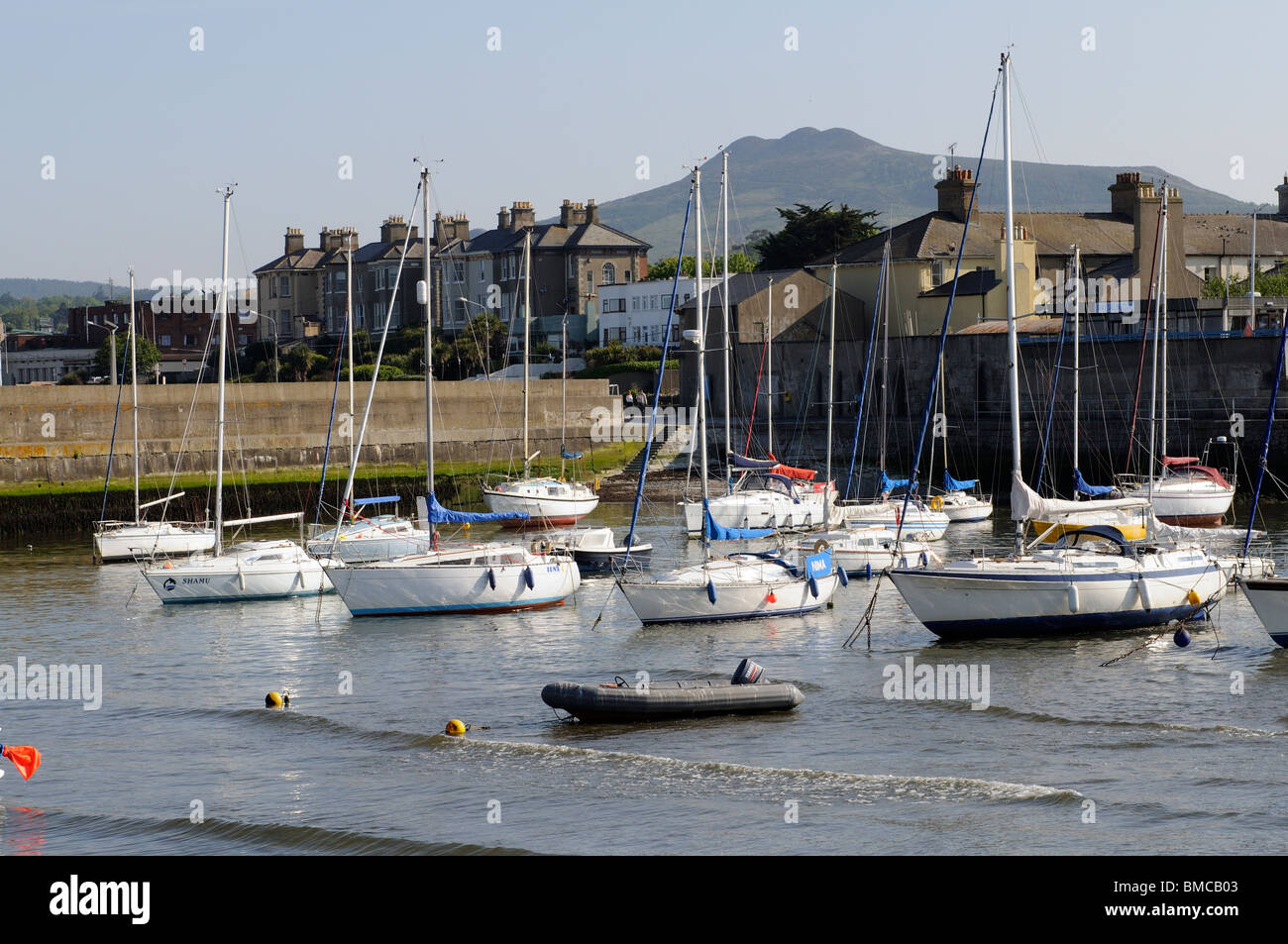 Bray Hafen mit einer Kulisse aus Bray Head im Süden Irlands County Wicklow Stockfoto