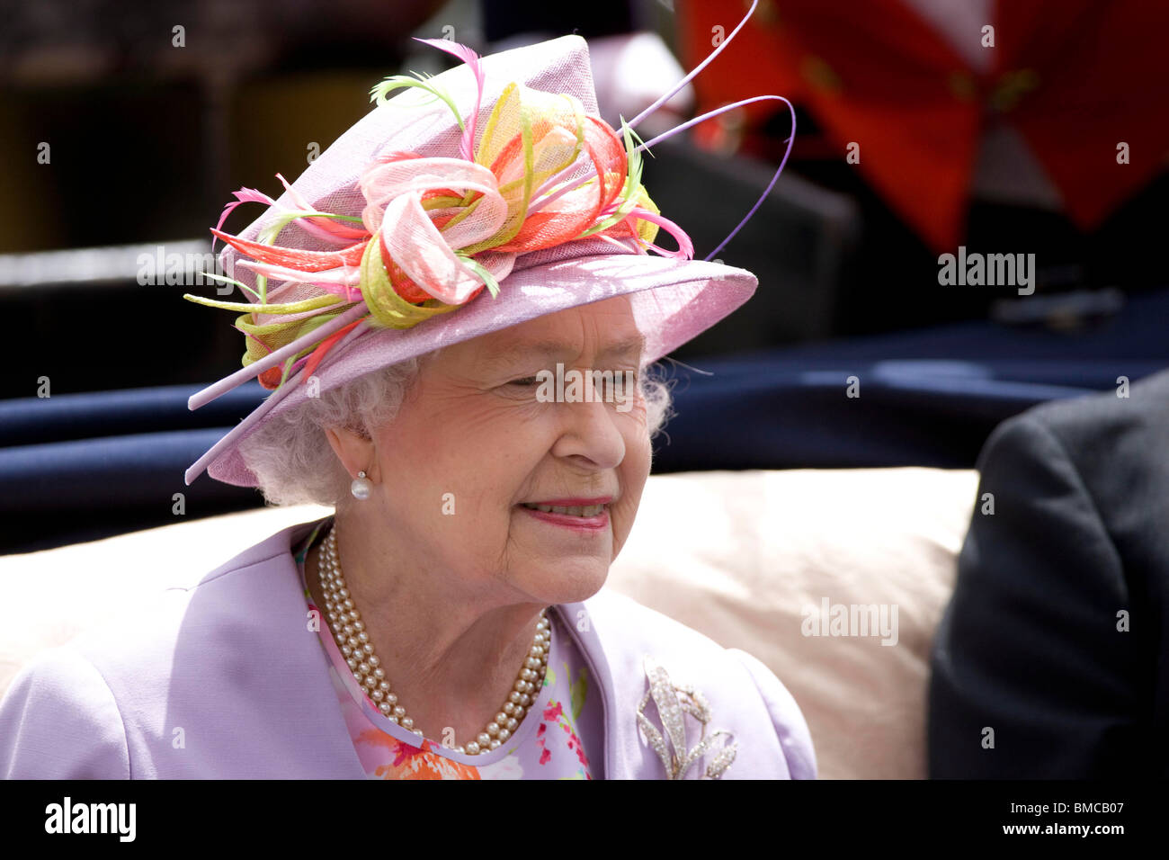 Die britische Königin Elizabeth II beim Royal Ascot Pferd Rennen Treffen in 2009 Stockfoto