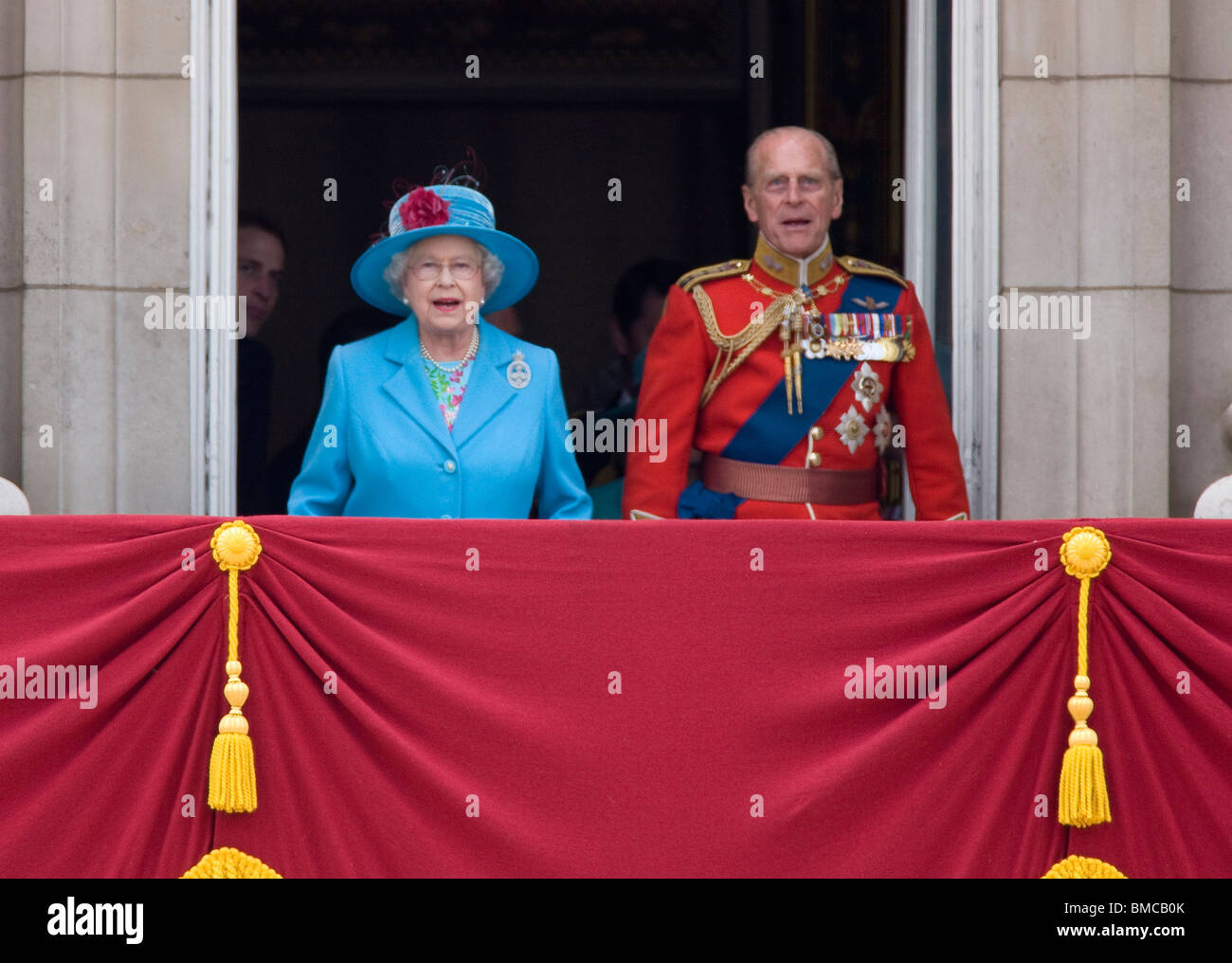 Die Königin und die Mitglieder der königlichen Familie auf dem Balkon des Buckingham Palace, die Trooping der Farben und fliegen Vergangenheit zu sehen Stockfoto