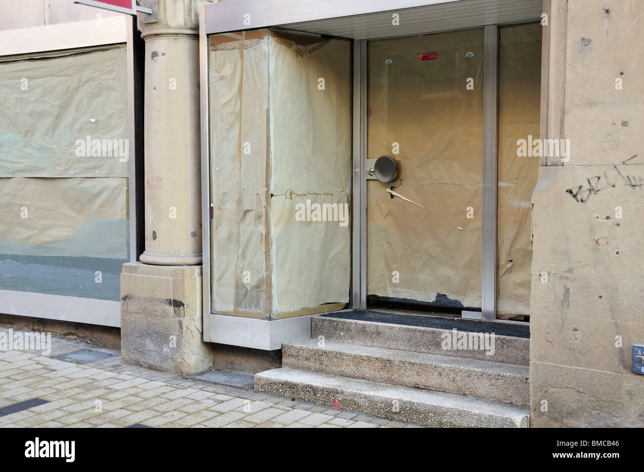 Eingang zum geschlossenen vakanten Shop in Stuttgart, Deutschland Stockfoto