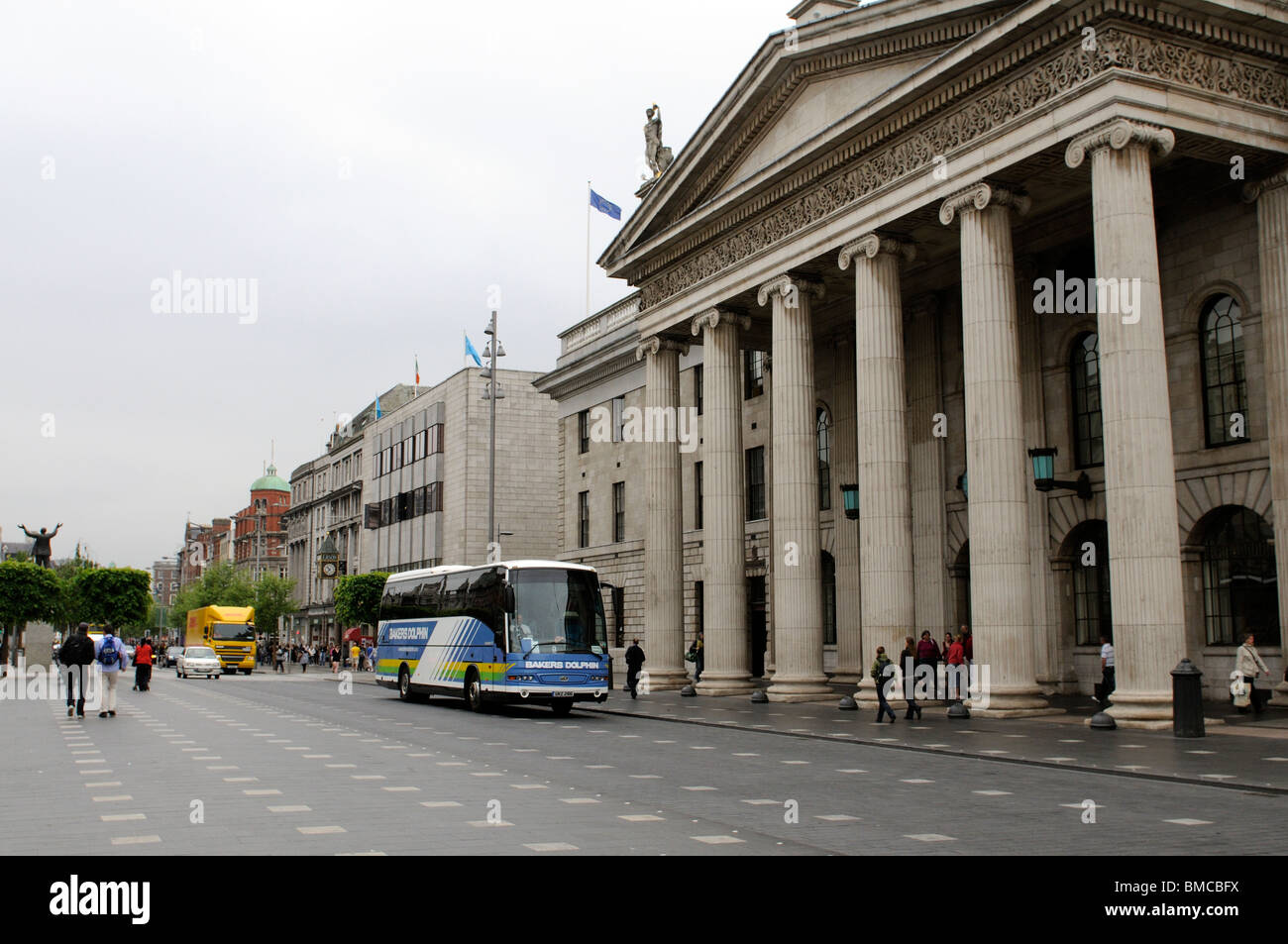 Ein Bäcker Delphin-Tour-Bus vorbei an The General Post Office in O'Connell Street Dublin Irland. Bäcker Delphin ein britisches Unternehmen mit Sitz in Stockfoto