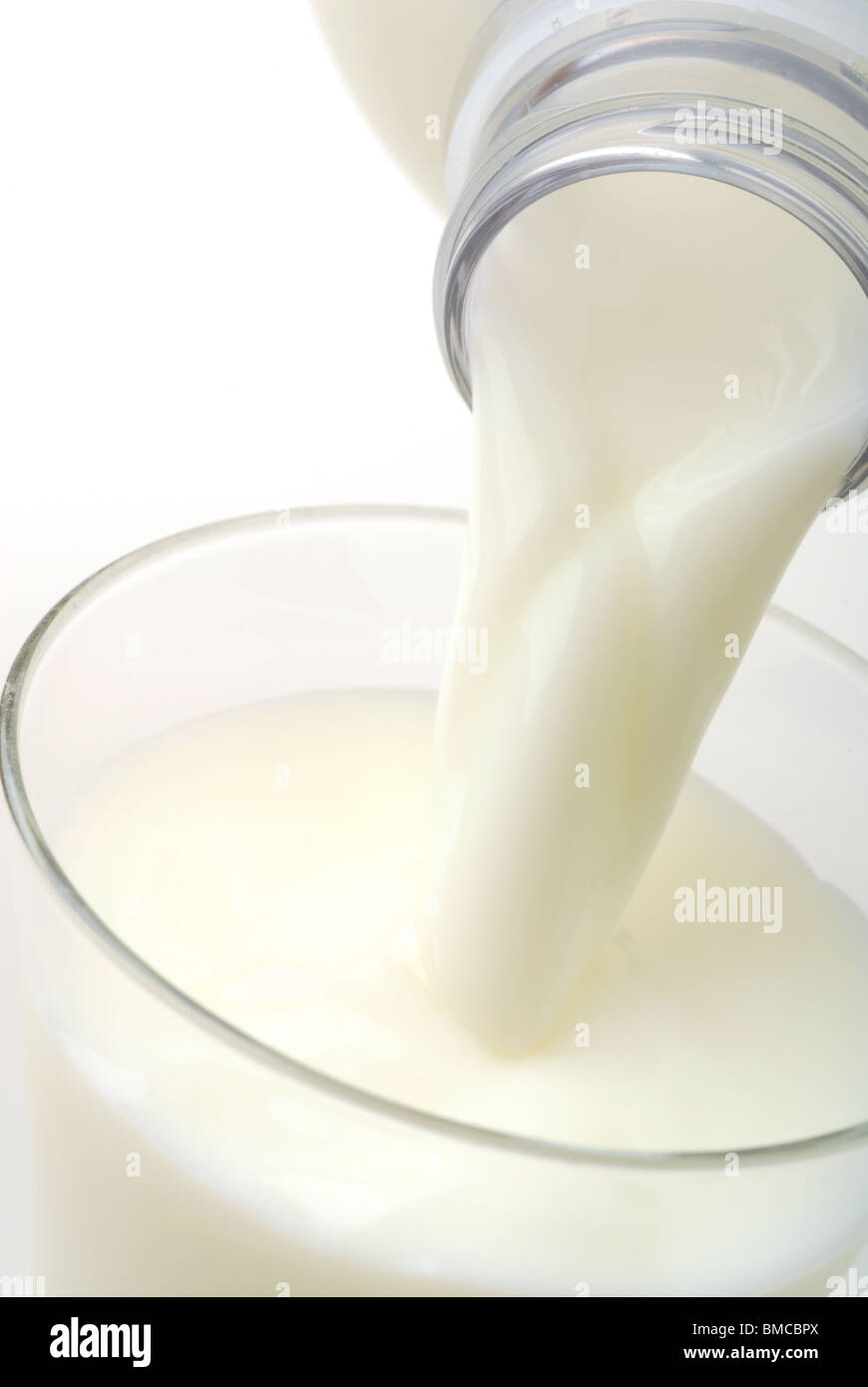 Extreme Nahaufnahme von poring Milch ins Glas Stockfoto