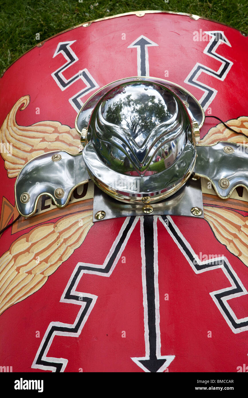 Legio Vivic Shield VI Victrix Legion. Schild, kurvenseitiges Sutum der Antoninengarde, römische Reenactment-Gruppe, Caerlaverock Castle, Schottland, Großbritannien Stockfoto