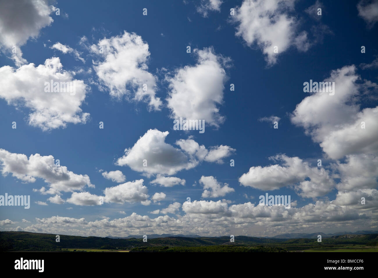 Cumulus-Wolken über die Cumbrian Hügel von Arnside Knott, Cumbria. Stockfoto