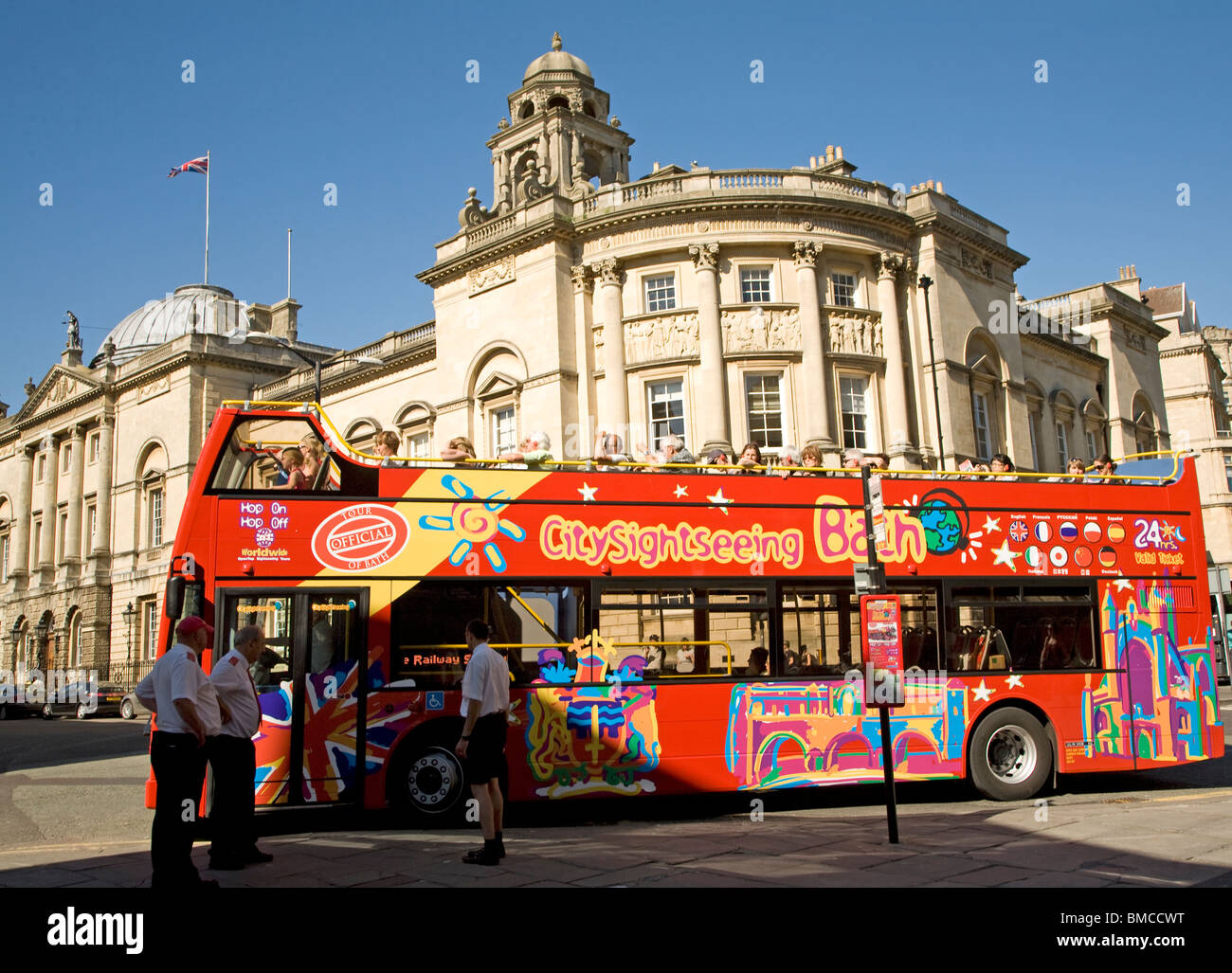 Double Decker Stadt Sightseeing-Bus durch die Guildhall, Bad Stockfoto