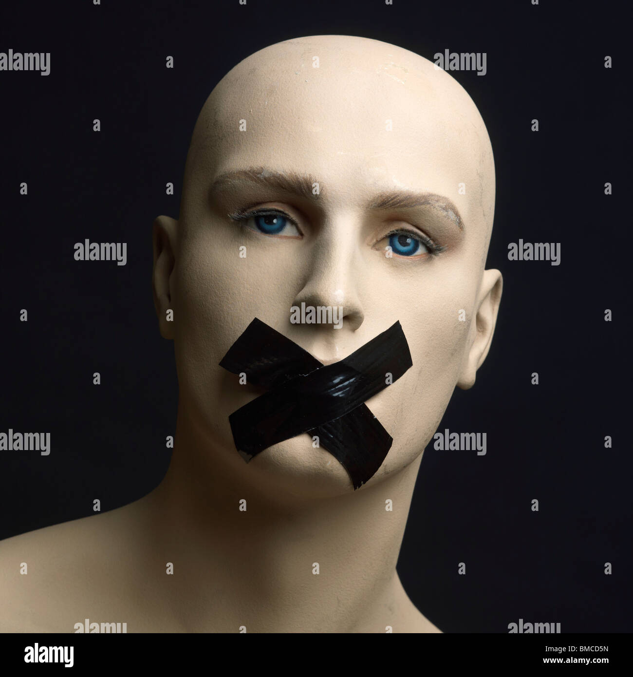 Dummy, Mannequin, Klebeband über Mund - Zensur / Geheimhaltung / Würgen / Stille / freie Rede-Konzept Stockfoto
