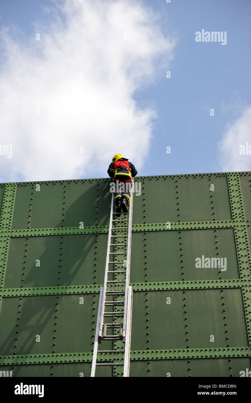 Feuerwehr-Rettung aus der Spitze der Brücke Ausgleichsgewicht Stockfoto