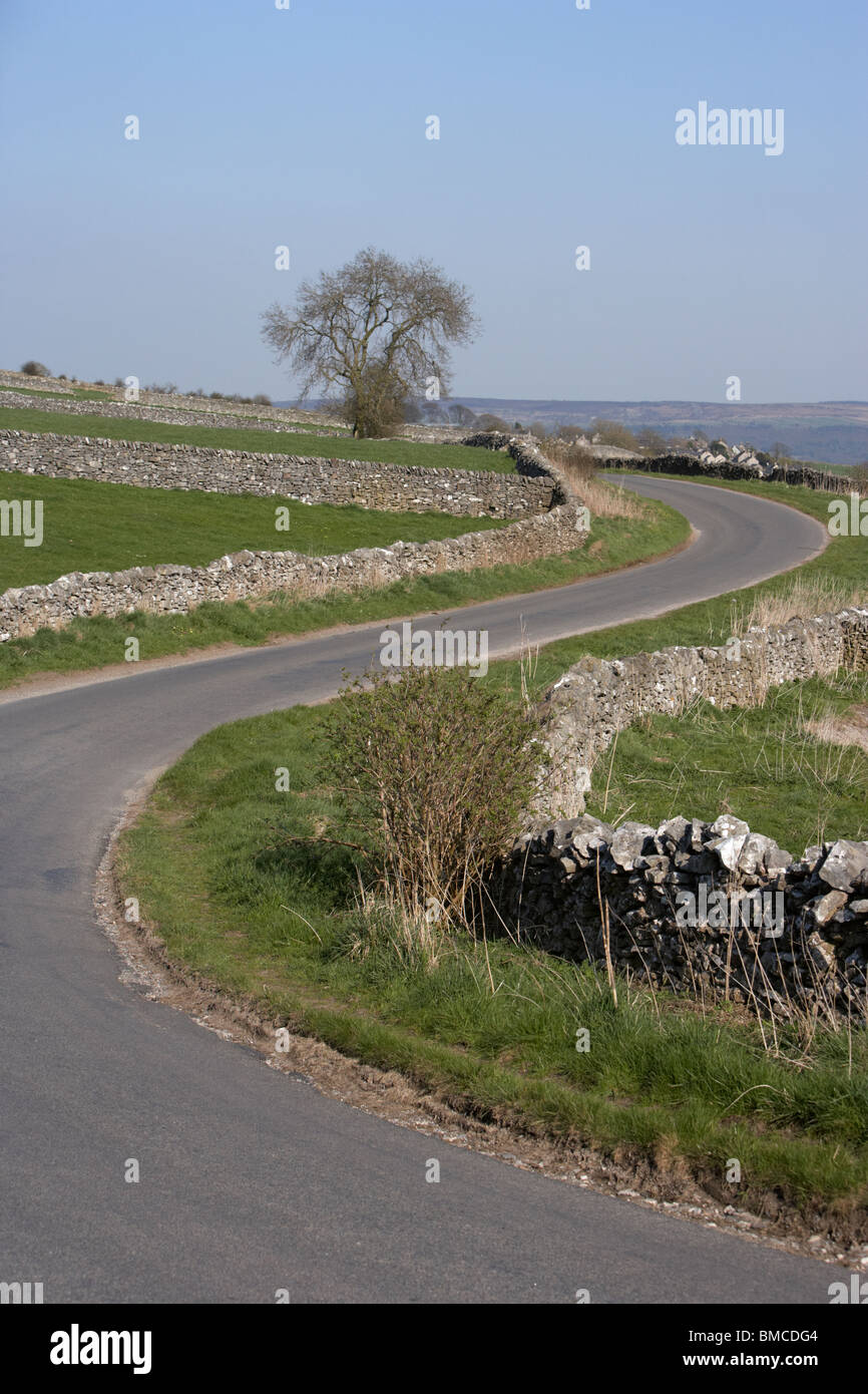 kurvenreiche b-Straße durch die Derbyshire Dales Nationalpark Peak District in Derbyshire England uk Stockfoto