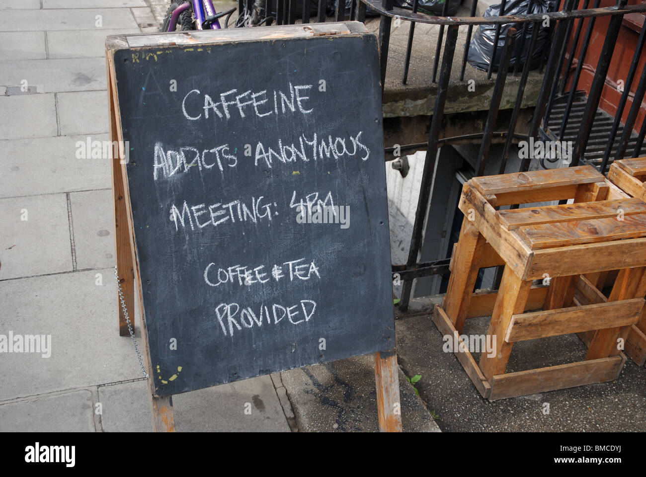 Ein Humourus Zeichen vor einem Café in Edinburgh. Stockfoto