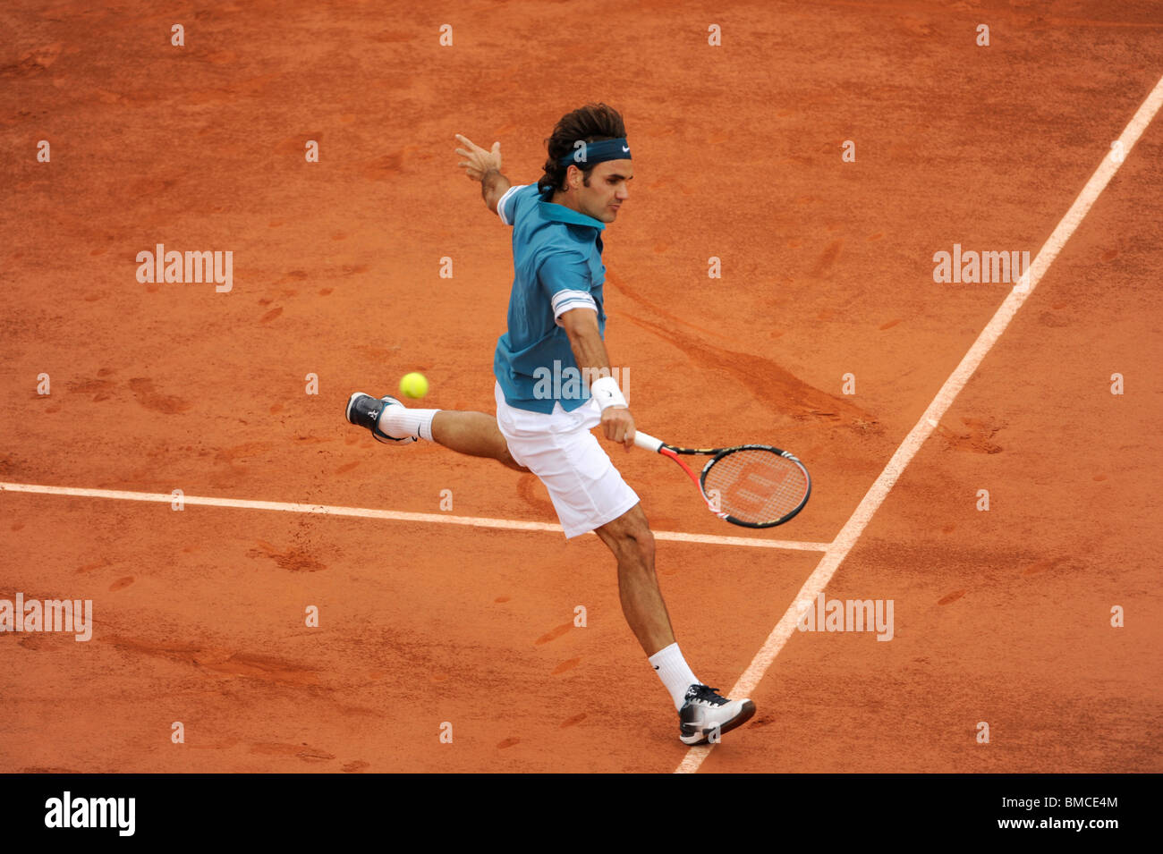 Roger Federer (SWI) im Wettbewerb bei den French Open 2010 Stockfoto