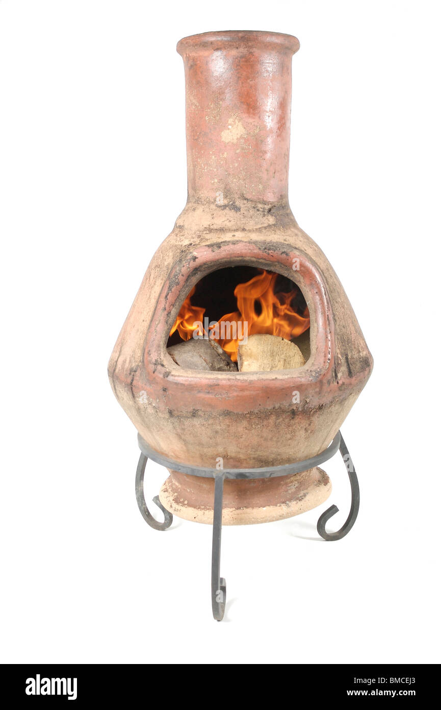 mexikanische Chiminea auf weißem Hintergrund Stockfoto