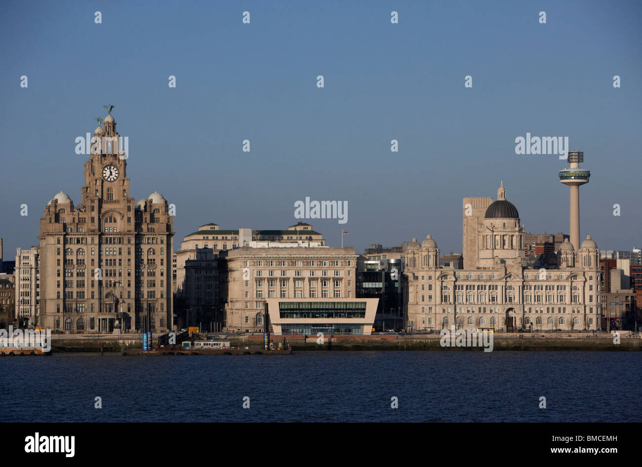 drei Grazien Gebäude und Mersey ferry terminal Liverpool Waterfront Küste Merseyside England uk Stockfoto