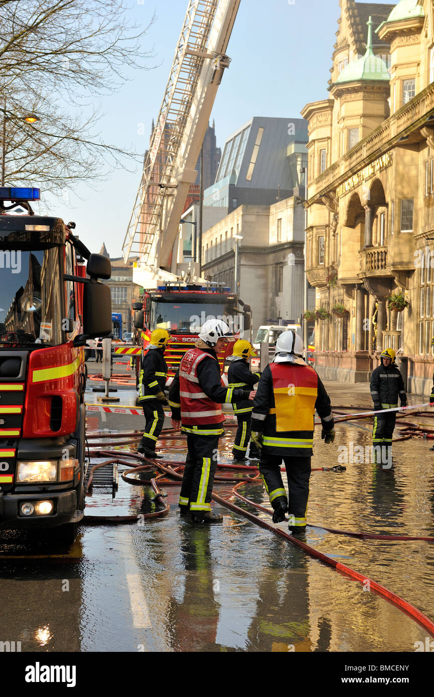 Viele Feuerwehrleute im großen Feuer Stockfoto