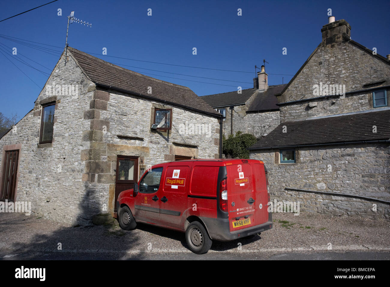 Königliche Post van außerhalb eines traditionellen Hauses in über Haddon Peak District Derbyshire England uk Stockfoto