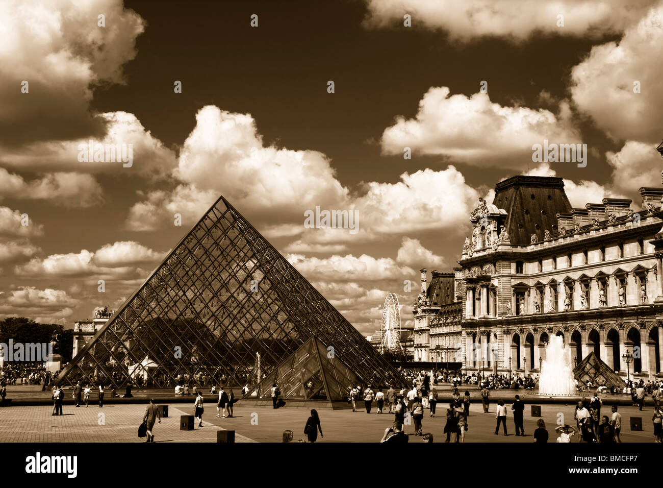 Dramatische Schwarzweiss Sepia getönt, Panoramablick auf die Glaspyramide und Brunnen des Louvre Paris Frankreich Stockfoto
