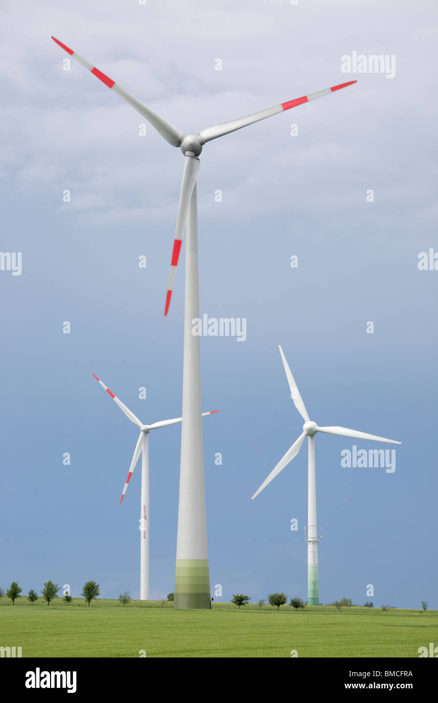 Windkraftanlagen auf Ackerland im Frühjahr Stockfoto
