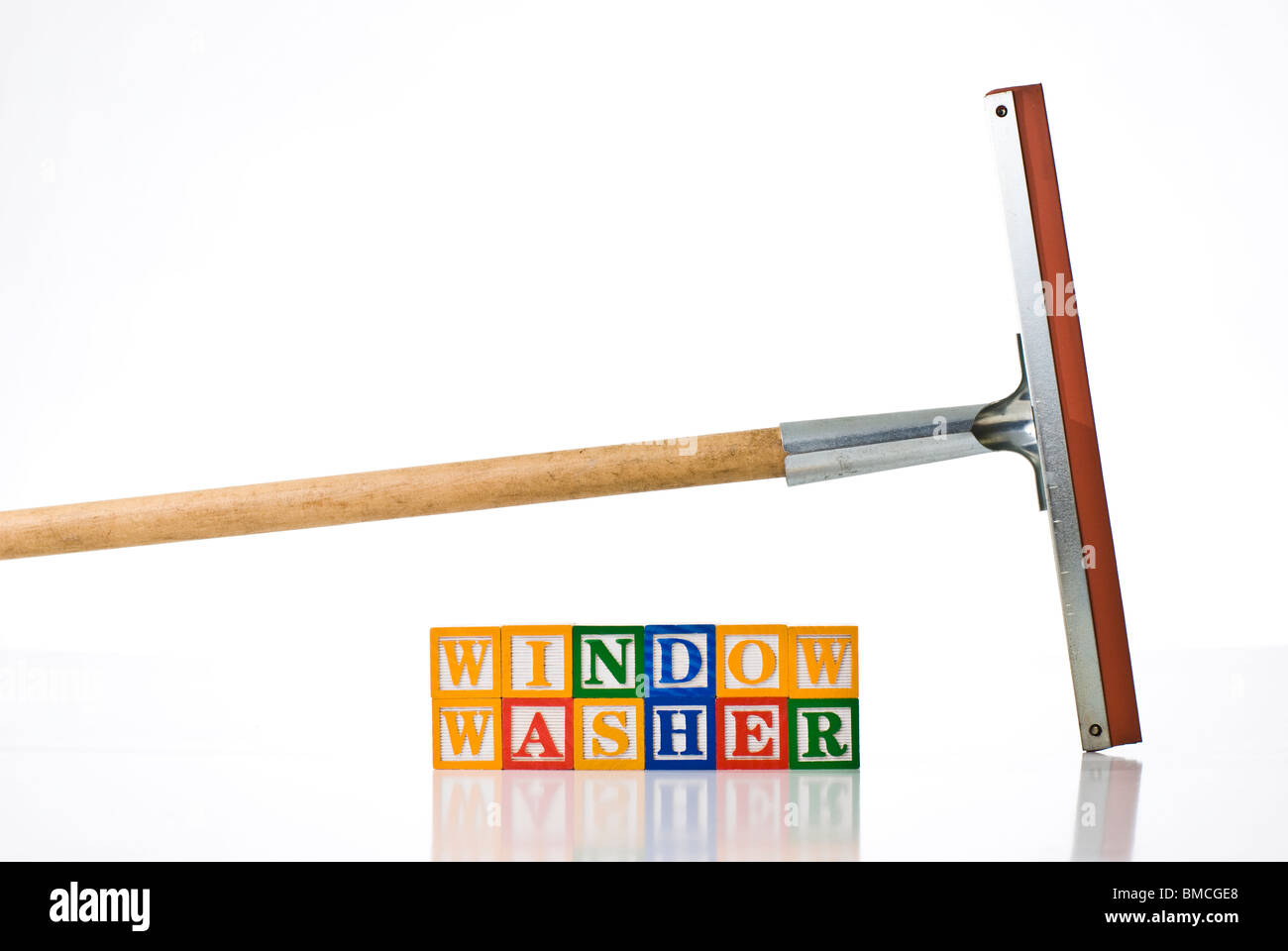 Bunte Kinder-Blöcke Rechtschreibung WINDOW WASHER mit einem Rakel Stockfoto