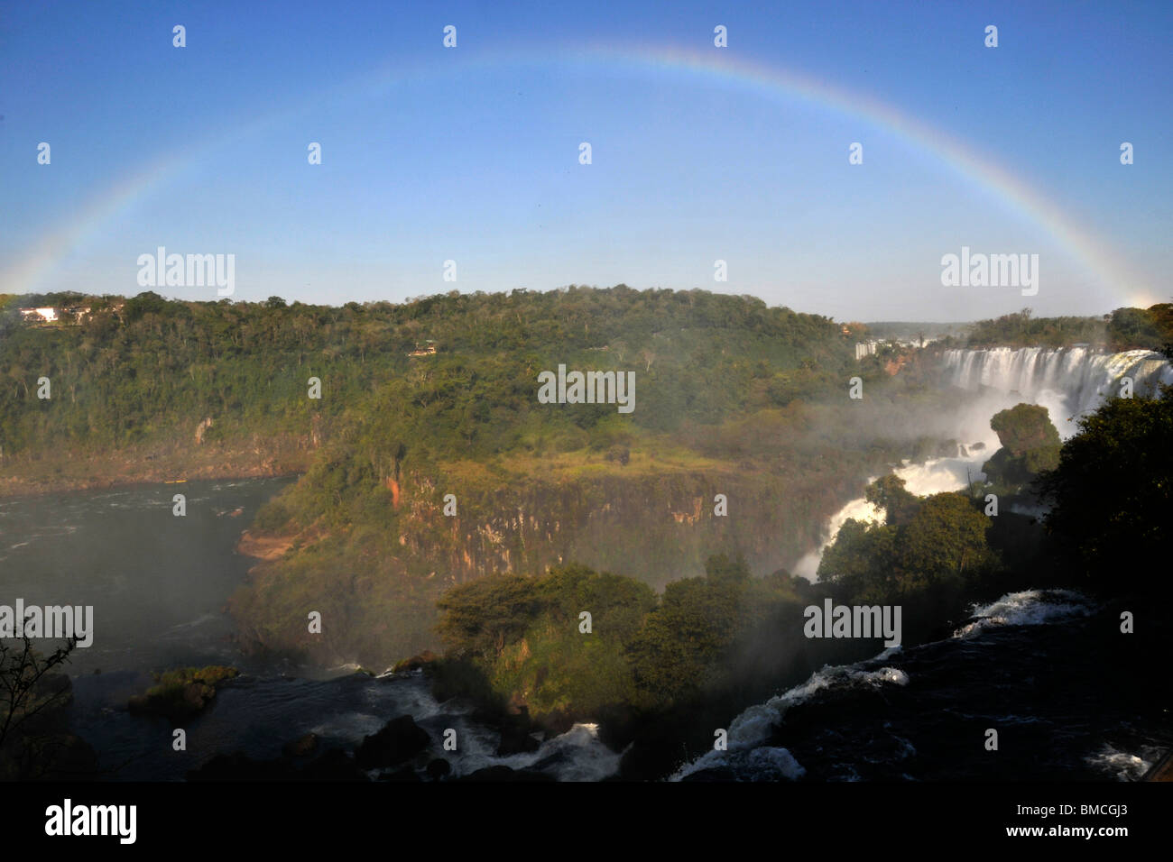 Salto San Martin und voller Regenbogen, Iguassu falls, Iguazu Nationalpark, Puerto Iguazu, Argentinien Stockfoto