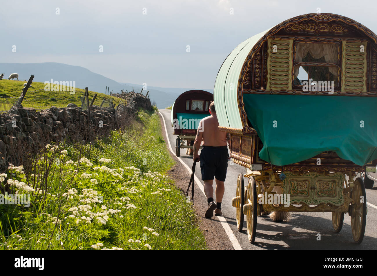 Zigeuner Wagen auf der Straße in der Nähe von Hawes Stockfoto