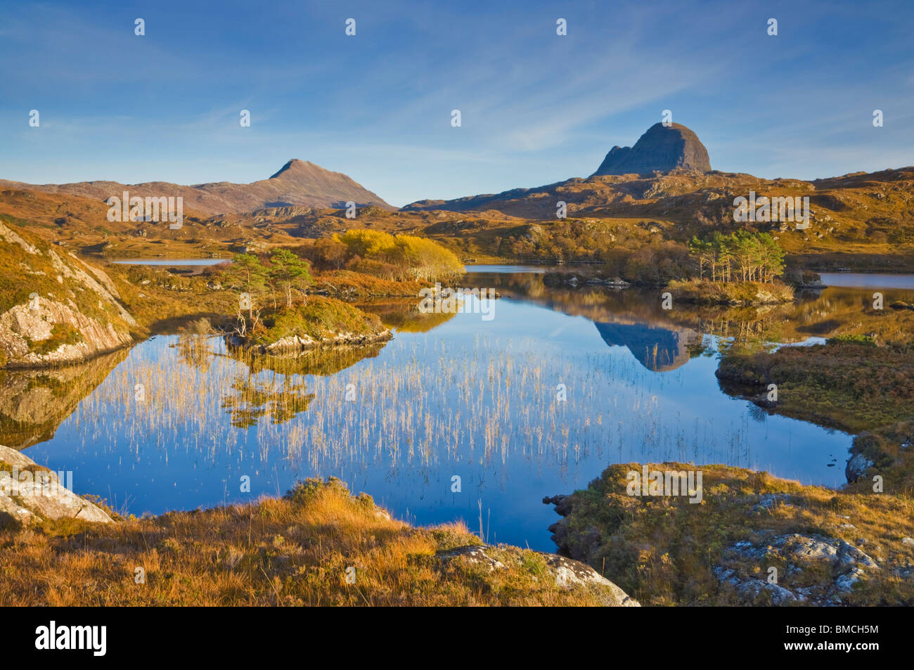 Zwei Berge von Suilven und Canisp aus Loch Druim Suardalain, Sutherland, Nord-West-Schottland, UK, GB, EU, Europa Stockfoto