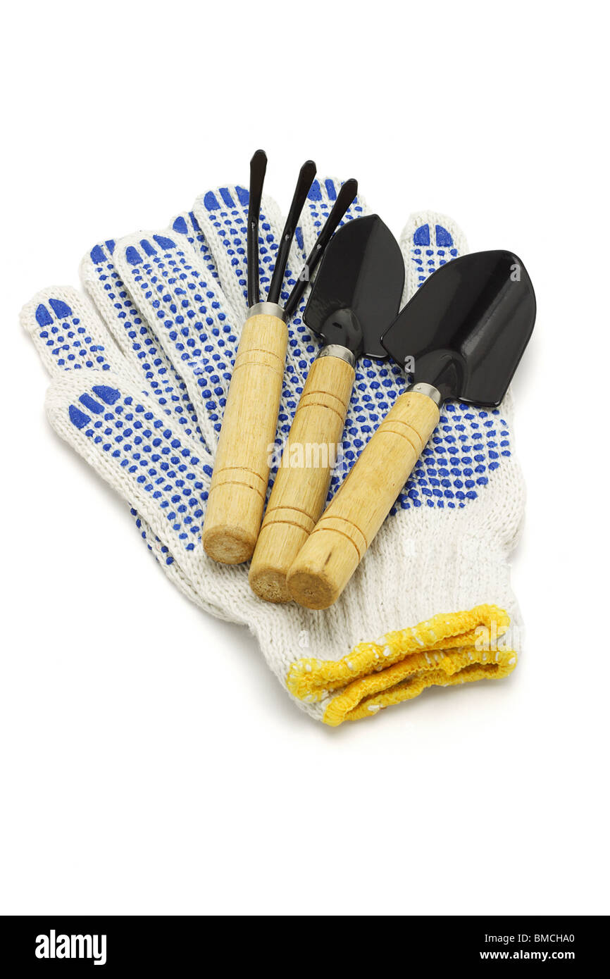 Gartengeräte und Baumwoll-Handschuhe auf weißem Hintergrund Stockfoto