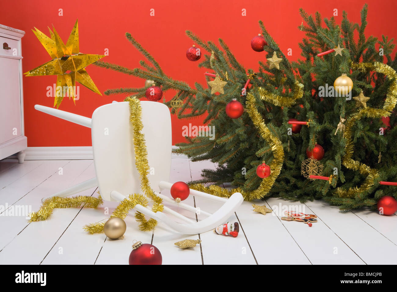 Gefallenen Weihnachtsbaum und Stuhl Stockfoto