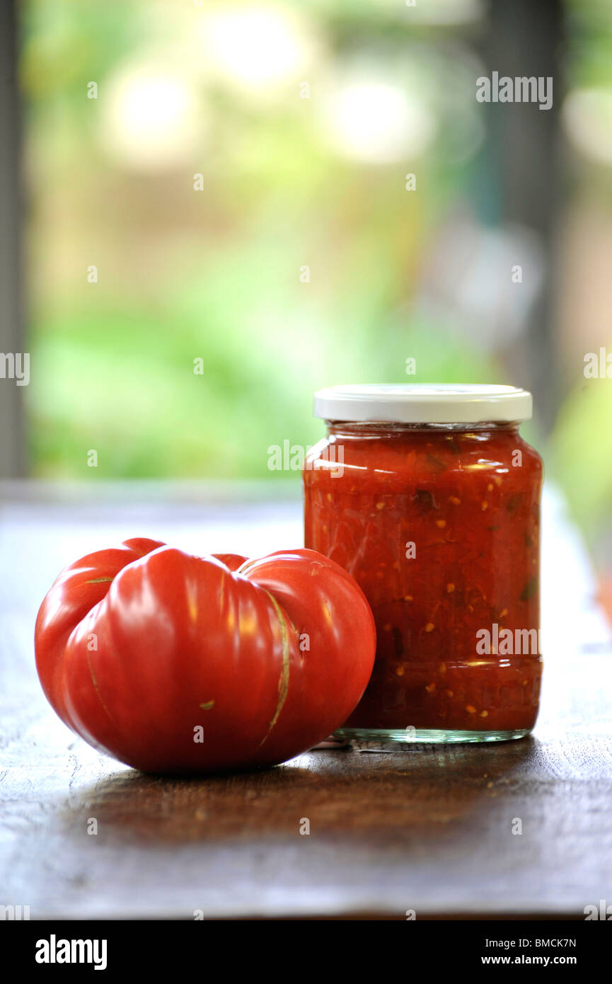 Hausgemachte Tomaten-Sauce und Beefsteak Tomaten Stockfoto