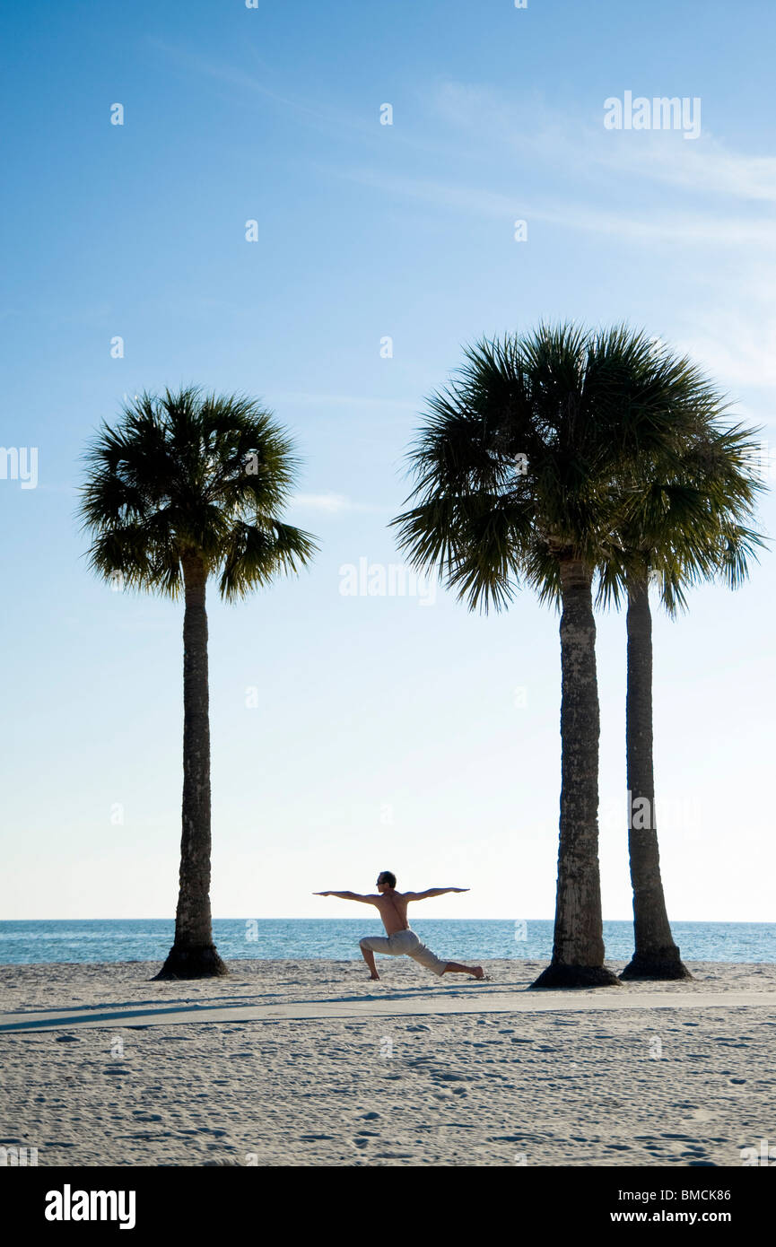 Menschen praktizieren Yoga am Strand, Hernando Beach, Florida, USA Stockfoto