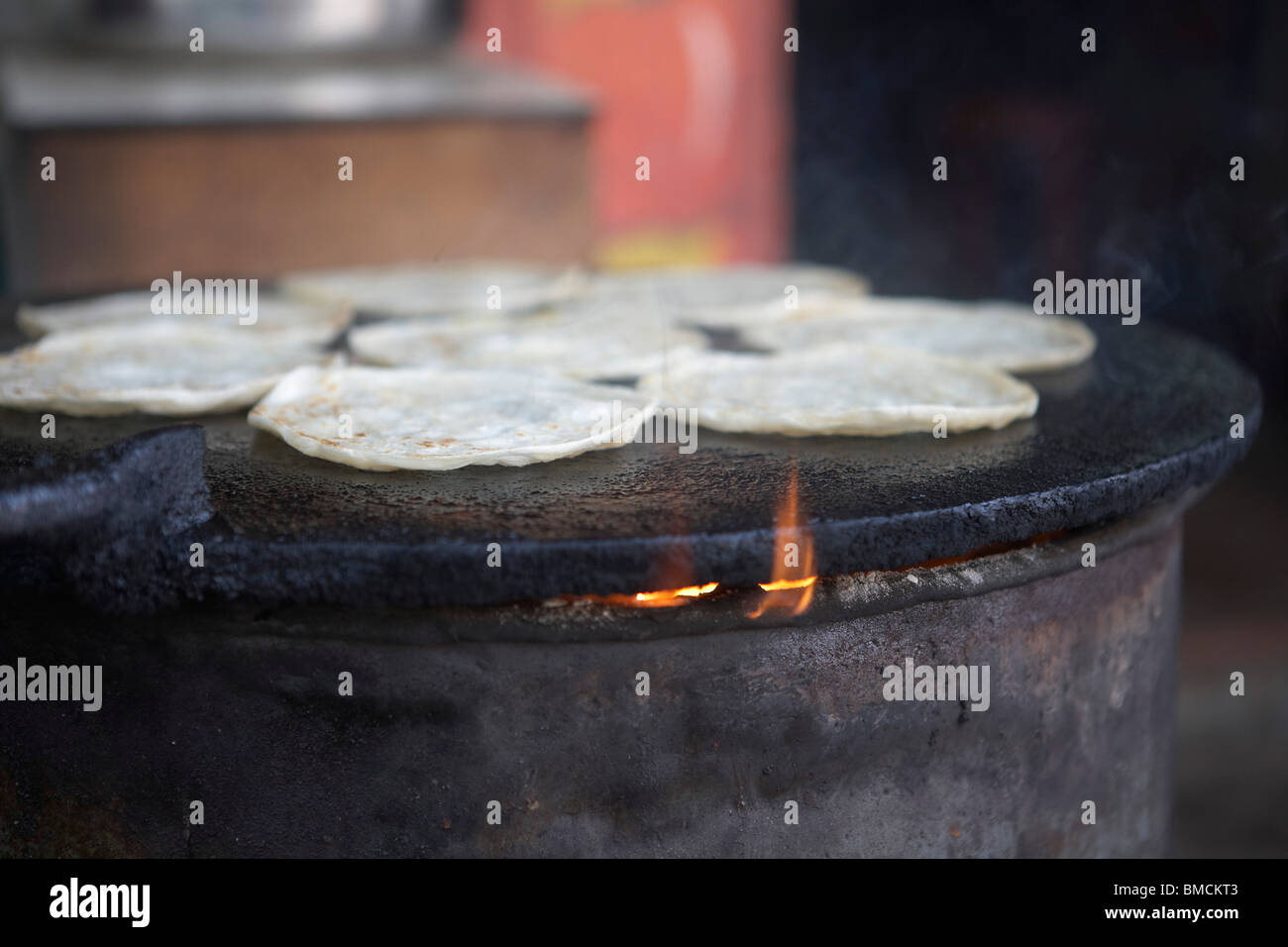 Paratha Brot auf eine Bratpfanne, Kochi, Kerala, Indien Stockfoto