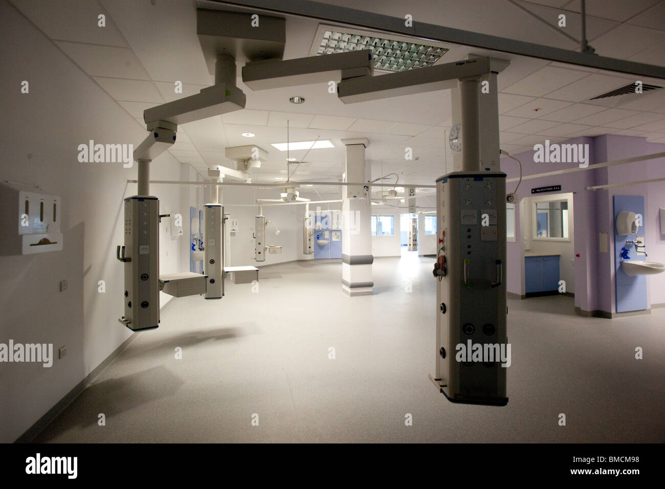 Serice-Module, die von der Decke in der Intensivstation an die neue Königin Elisabeth Super Hospital in Birmingham, ENg abgehängt Stockfoto