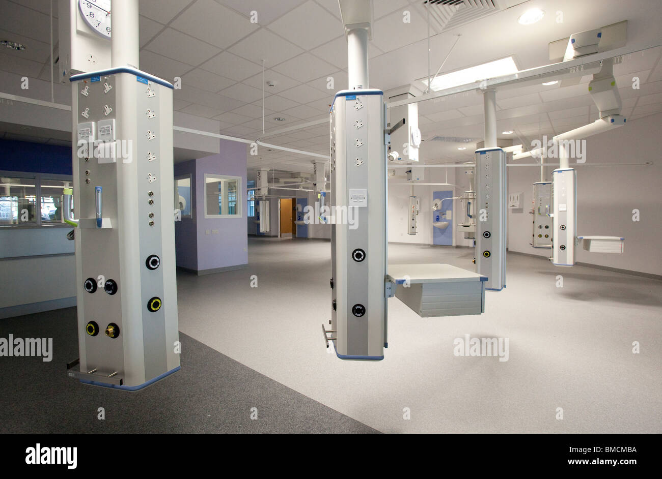 Serice-Module, die von der Decke in der Intensivstation an die neue Königin Elisabeth Super Hospital in Birmingham, ENg abgehängt Stockfoto