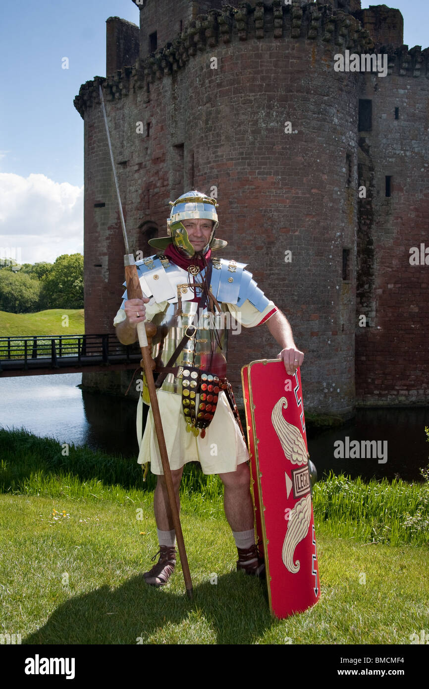 Soldat der Antonine Wache 145 n. Chr. lebende Geschichte Gruppe bei Caerverlock Castle, Schottland, UK Stockfoto