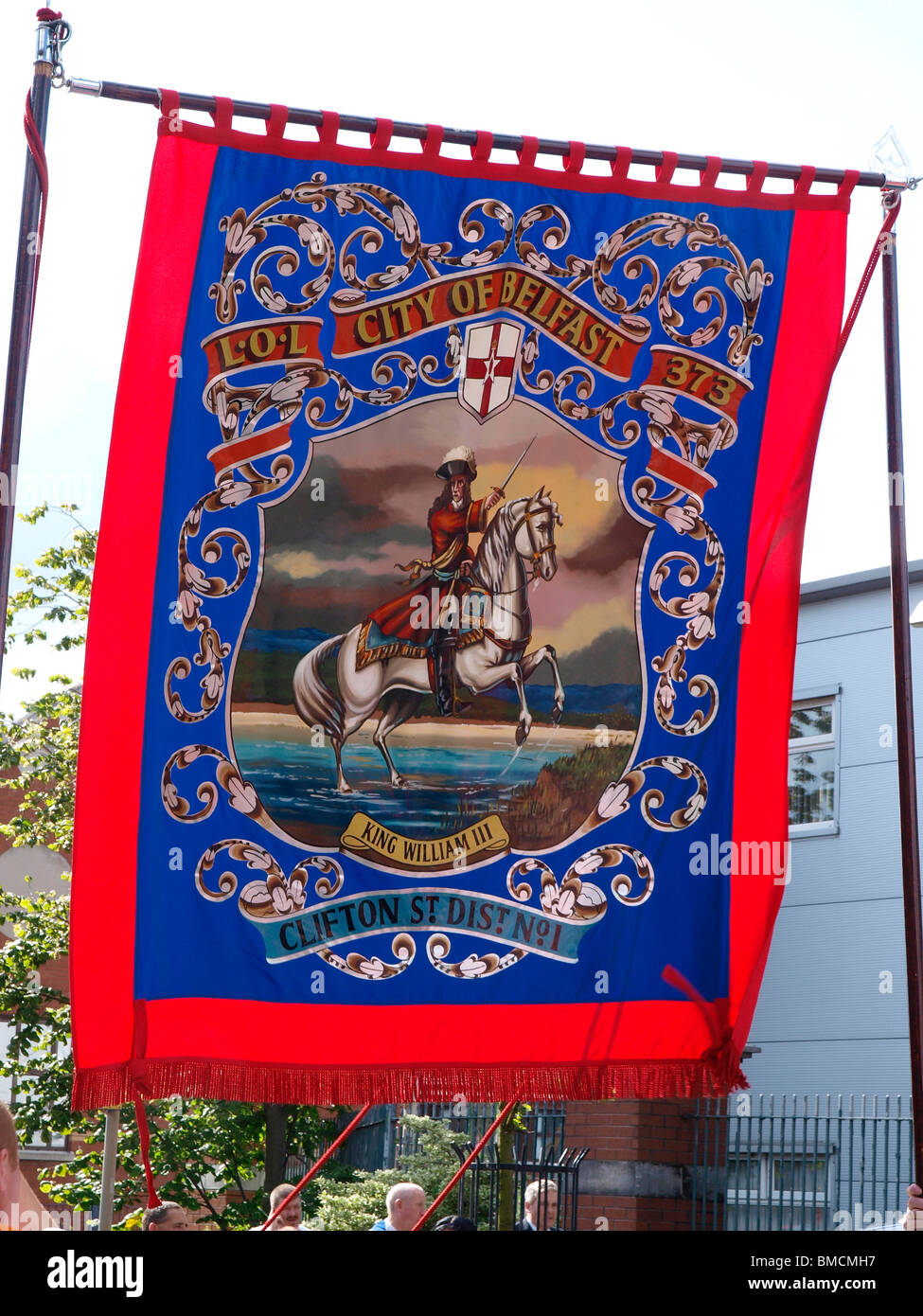 Orangefest, 12. Juli 2009 Orange Parade durch das Zentrum von Belfast. Banner von König Wilhelm III. in der Schlacht am Boyne. Stockfoto