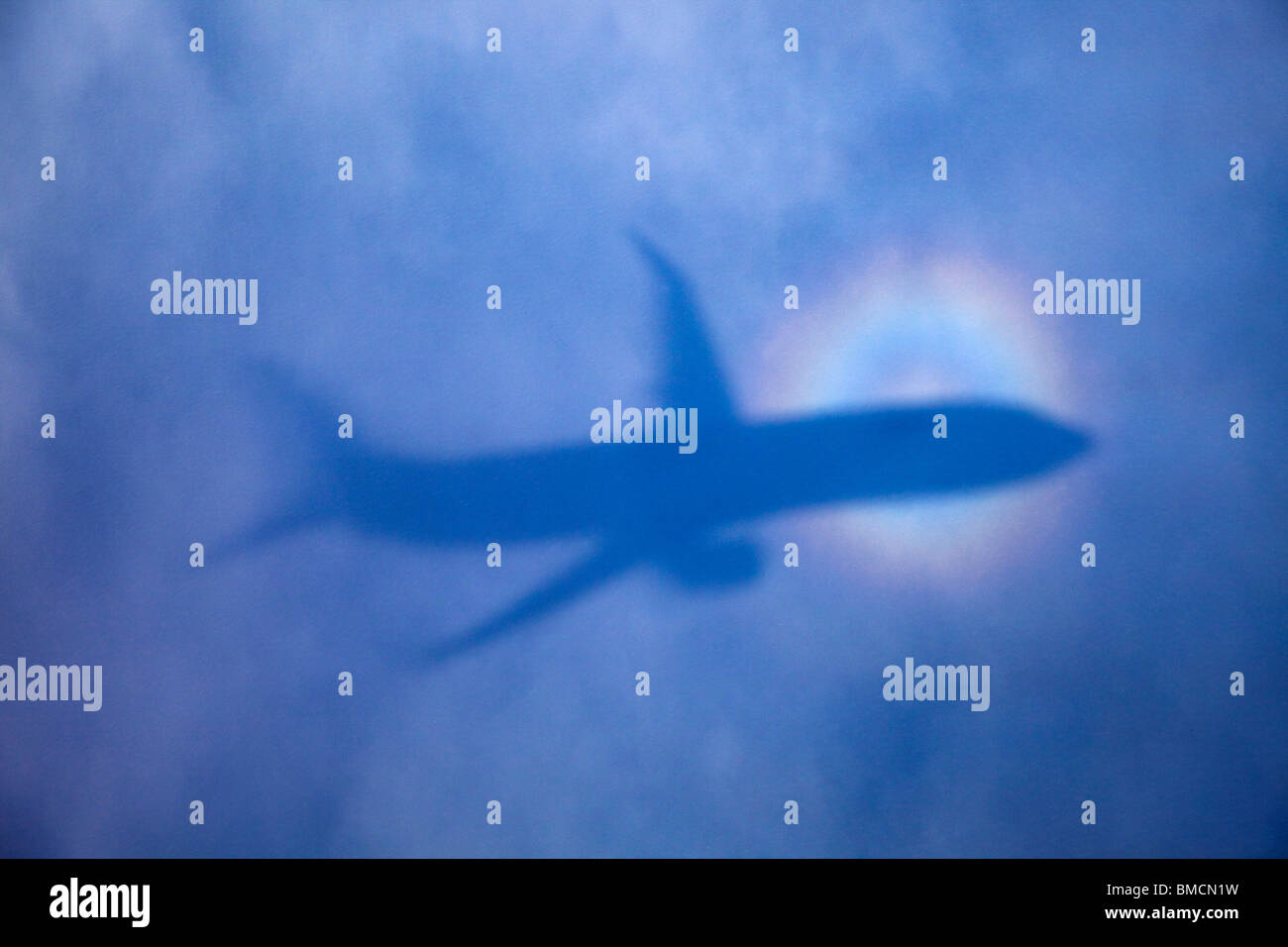 Herrlichkeit des Piloten Schatten und Halo um Passagier-Jet von Sonne spiegelt sich auf Wolken und Eiskristalle in der oberen Atmosphäre Stockfoto