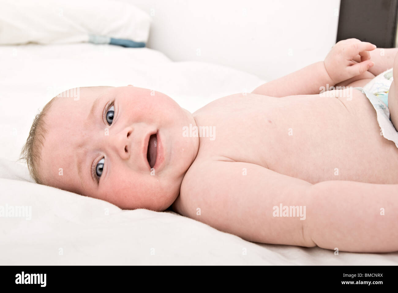 Schuss ein vier Monate altes Baby Junge weinend auf Bett Stockfoto