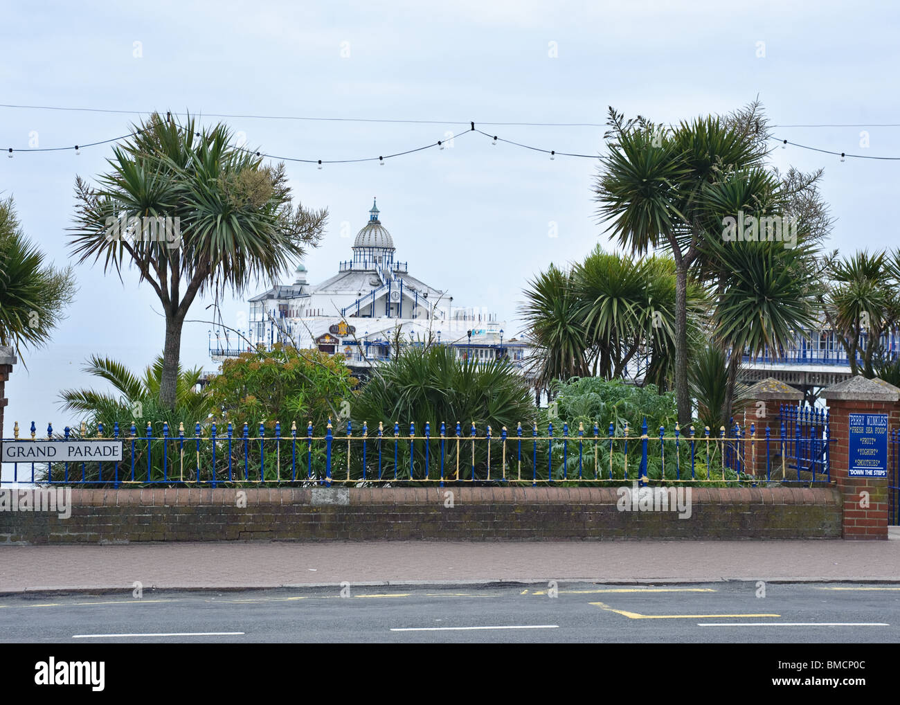 Eastbourne Pier angesehen durch Gärten direkt am Meer Stockfoto