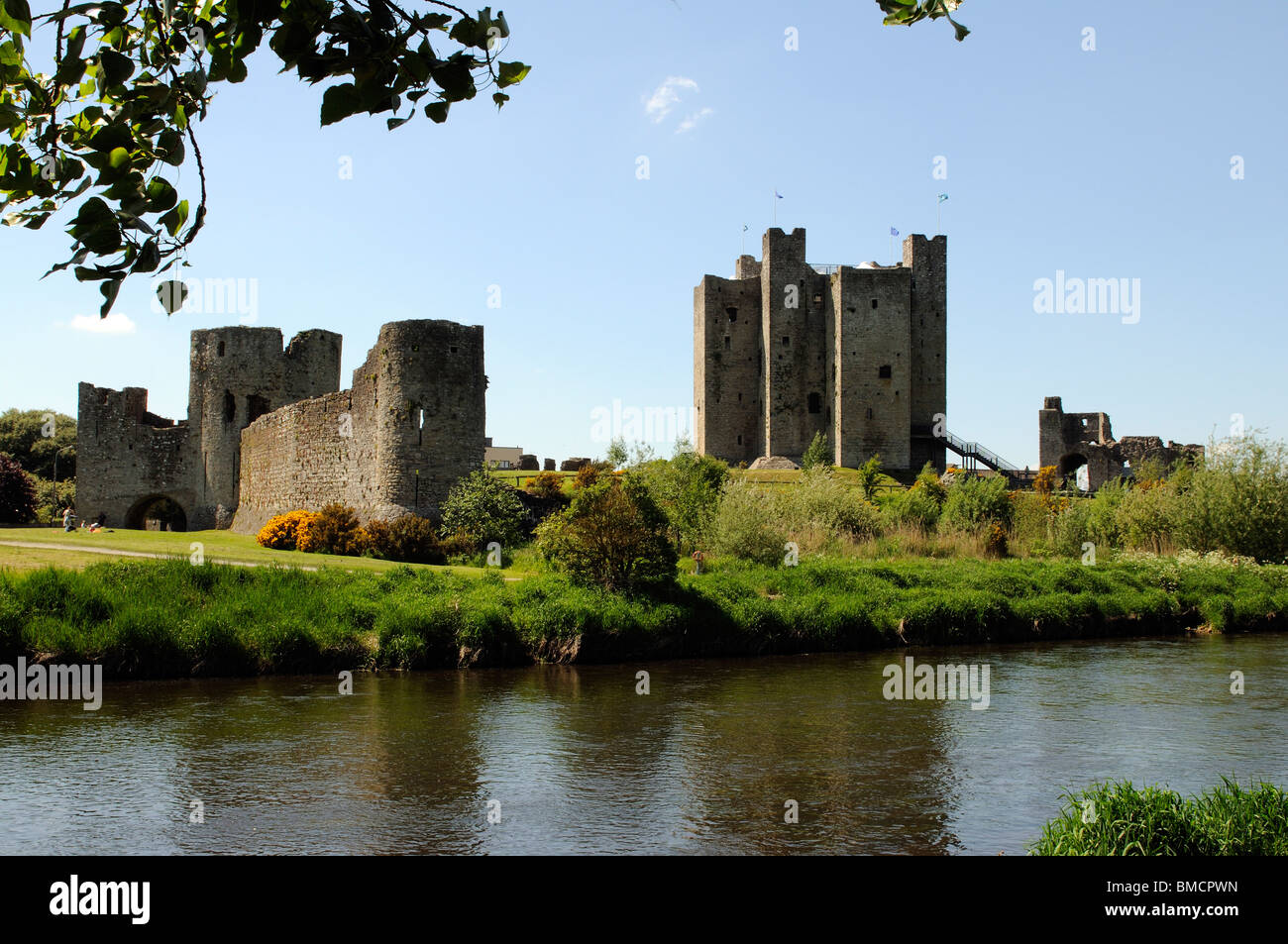 Trim Castle, County Meath Irland. Größte anglo-normannischen Burg in Irland steht neben dem Fluss Boyne Stockfoto