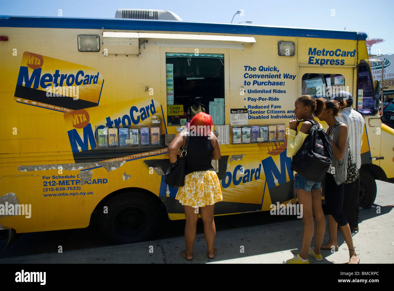 Eine Metrocard Vertrieb LKW an der Stillwell Avenue Station in Coney Island in Brooklyn Stockfoto