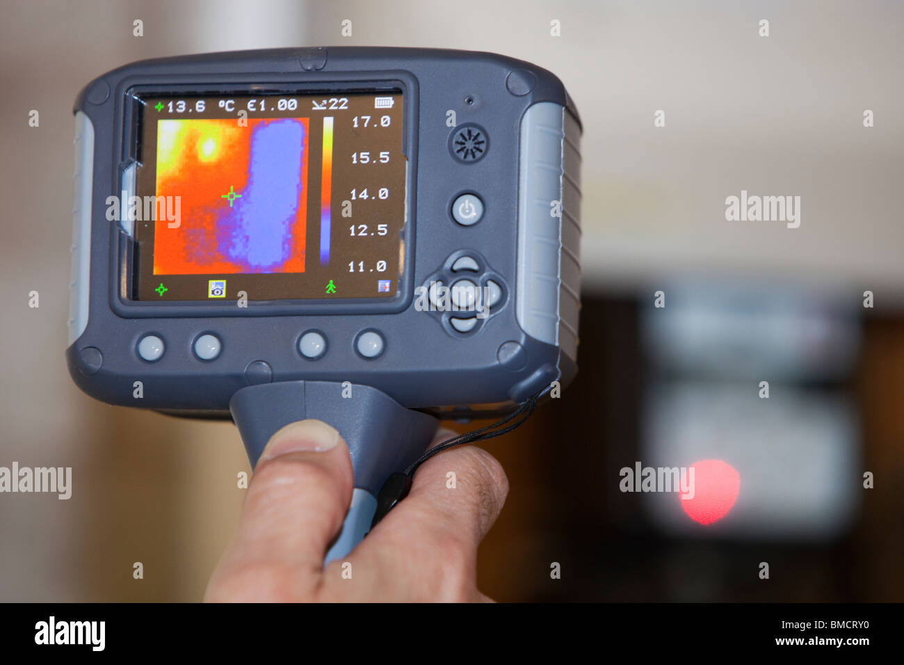 Eine Wärmebildkamera zeigt Wärmeverlust von elektrischen Geräten. Stockfoto