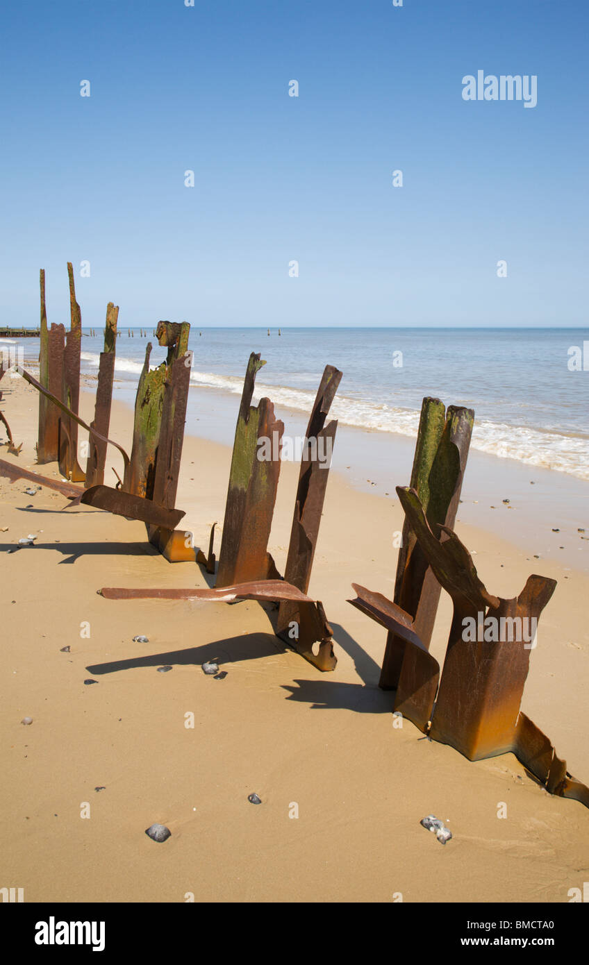 Rostiges Metall auf Happisburgh sandigen Strand, Norfolk verdreht. Stockfoto