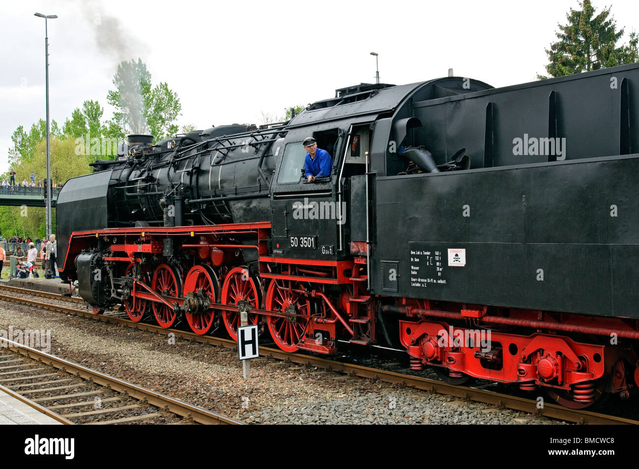 Deutschunterricht 50 Steam Locomotive bereitet sich Neuenmarkt mit einem Zug über die "Schiefe Ebene" verlassen neigen, Bayern. Mai 2010. Stockfoto
