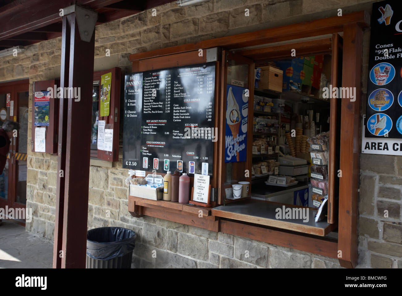Shop-Kiosk an der oberen Derwent Besucher und Tourist Informationen Zentrum Peak District Nationalpark Derbyshire England uk Stockfoto