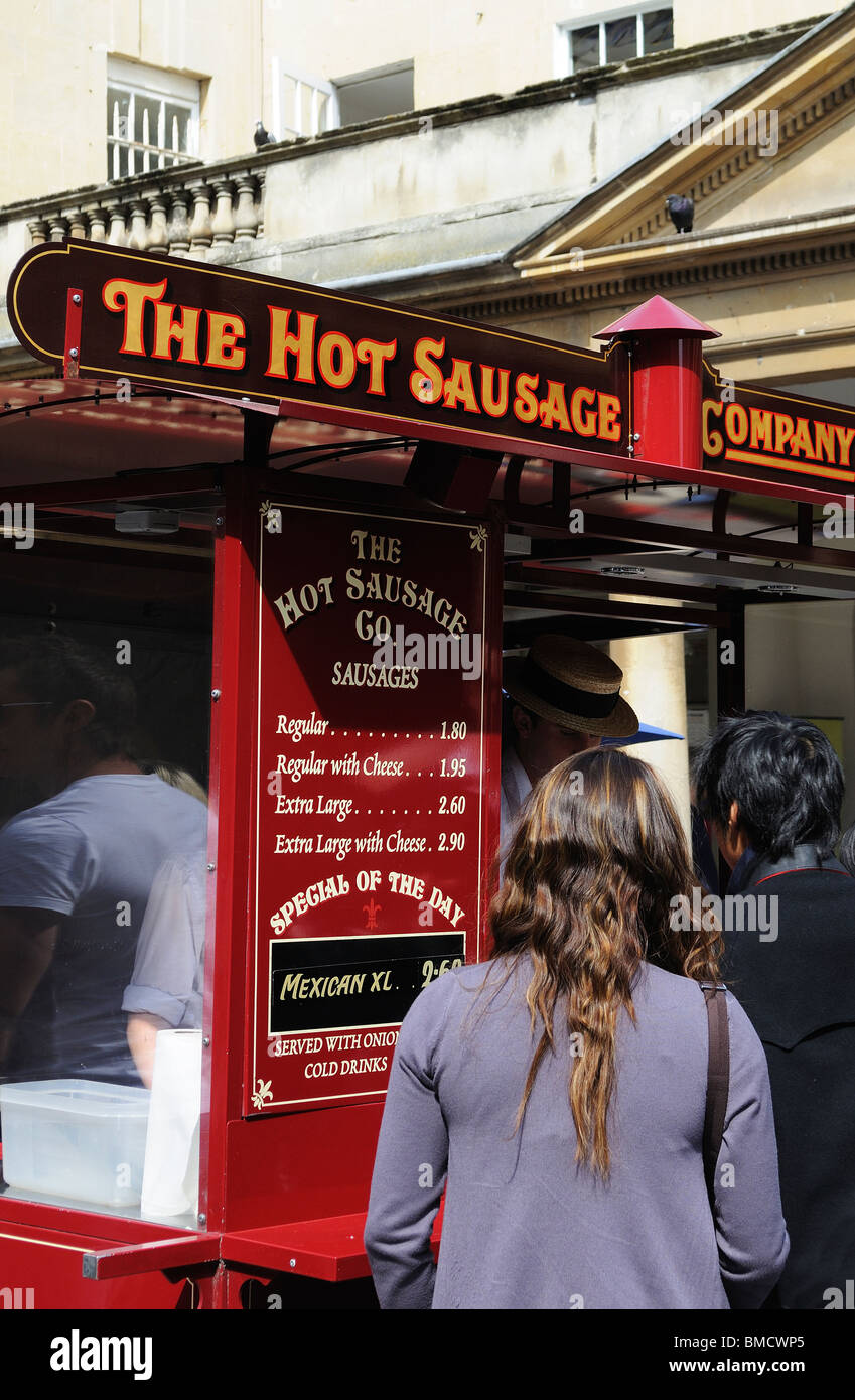Kunden warten auf einen Hot Dog stand in Bath, England, uk Stockfoto