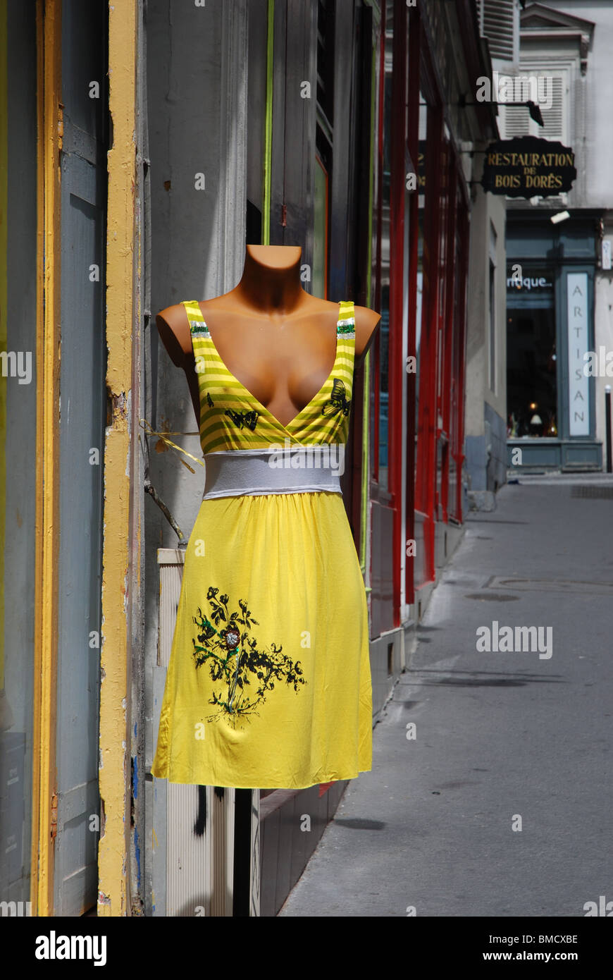 Schaufensterpuppe in einem gelben Kleid in Montmartre, Paris, Frankreich. Stockfoto